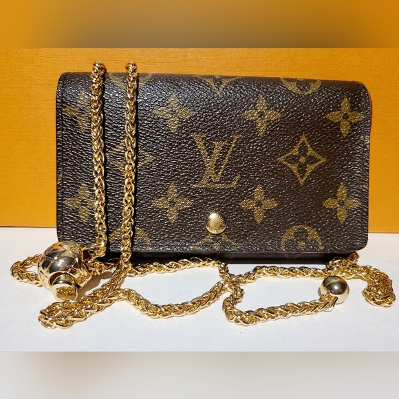 LOUIS🌻VUITTON Wallet with adjustable chain - Picture 1 of 14